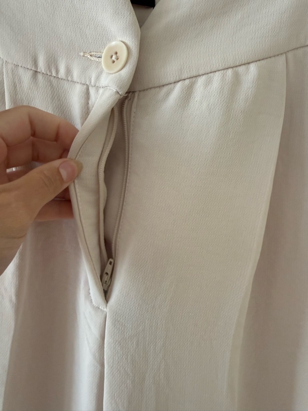 Express Women’s Light Cream Pleated Dress Pants - Picture 9 of 11